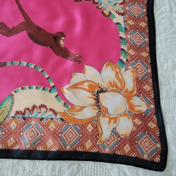 Vince Comuto Vintage Vibrant Pink Scarf with Tiger and Floral Design - Picture 4 of 10